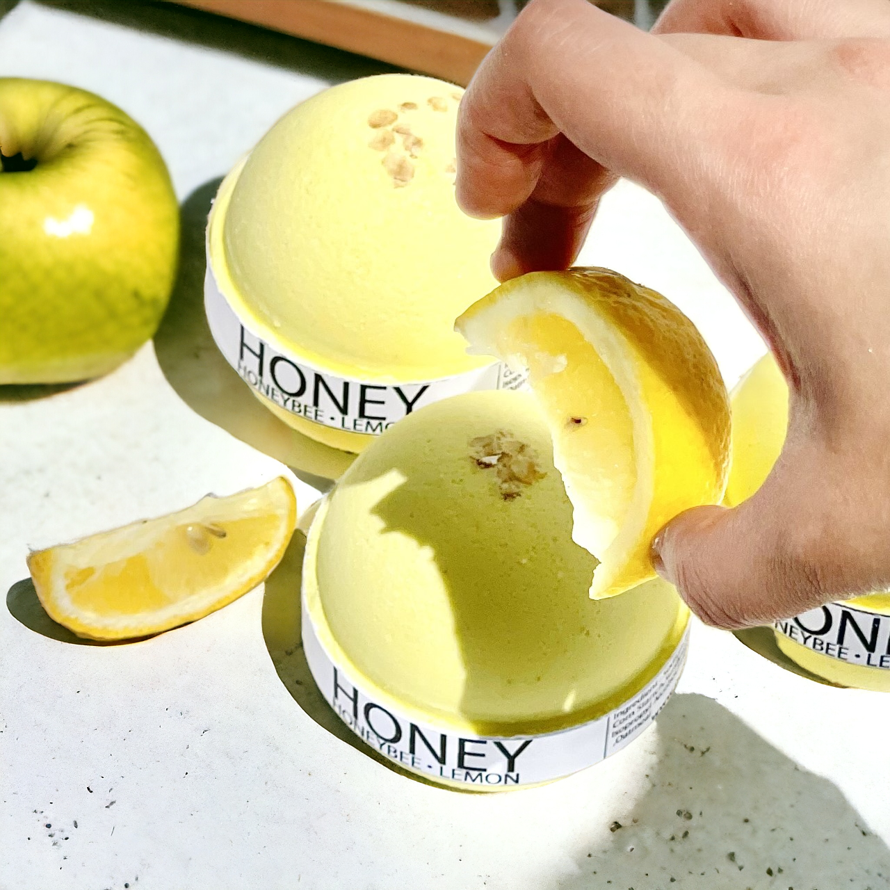 Honeybee Lemon Bath Bomb - 8oz